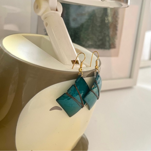 1980s vintage turquoise square dangling earrings with gold wire accents - Picture 13 of 15